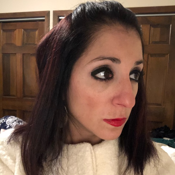 Meet your Posher, Stephanie - Picture 4 of 4